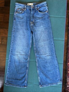 Zara Thé Bloom Flare, cropped jeans. US 4, EU 36